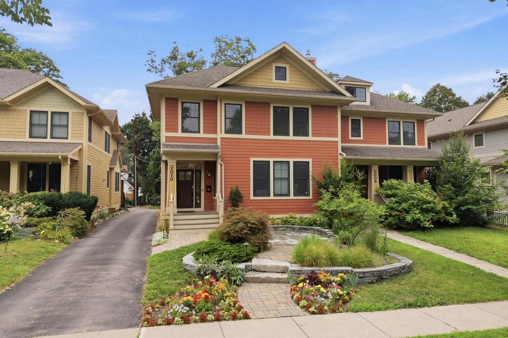 Front photo of 1010 Baldwin Ave, Ann Arbor MI 48104