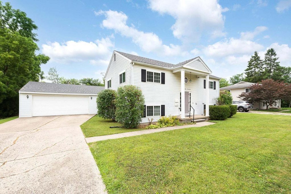 Front photo of 1670 Tudor Ave, Ann Arbor, MI 48103
