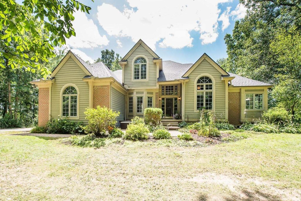 Front photo of 8208 Parker Rd, Saline MI 48176